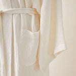 Carica l&#39;immagine nel visualizzatore di Gallery, Luxuriously Woven Honeycomb Linen Bathrobe in Latte Color
