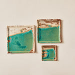 Carica l&#39;immagine nel visualizzatore di Gallery, Handmade Ceramic Squared Plate Glazed into Oat and Turquoise color

