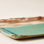 Carica l&#39;immagine nel visualizzatore di Gallery, Handmade Ceramic Squared Plate Glazed into Oat and Turquoise color
