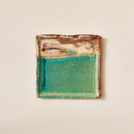 Carica l&#39;immagine nel visualizzatore di Gallery, Handmade Ceramic Squared Plate Glazed into Oat and Turquoise color
